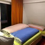 Aussichtszimmer Mit Modernem Glasbad Und Balkon