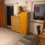 Aussichtszimmer Mit Modernem Glasbad Und Balkon