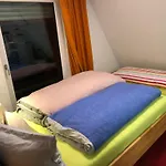 Aussichtszimmer Mit Modernem Glasbad Und Balkon