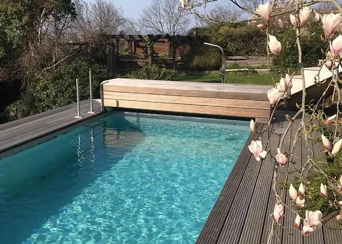 Aussichtszimmer Mit Modernem Glasbad Und Balkon