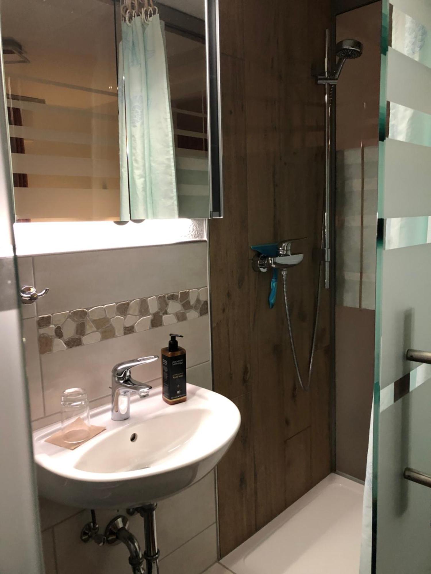 Aussichtszimmer Mit Modernem Glasbad Und Balkon * Koblenz (Rhineland-Palatinate)